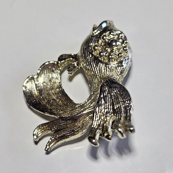 Vintage Pin Goldfish Koi Gold Tone Fancy Brooch Fish Hat Fins Lapel - Picture 7 of 10